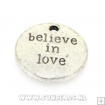 Metalen bedel rond met tekst Believe in love