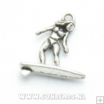 Metalen bedel surfer