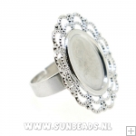 Metalen ring met ovale bewerkte plaat (zilver)