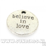 Metalen bedel rond met tekst Believe in love