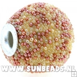 Kashmiri kraal rond (beige met fuchsia spikkels)