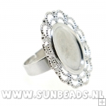 Metalen ring met ovale bewerkte plaat (zilver)